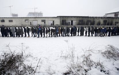 De los hasta 6.000 refugiados que Serbia ha acordado acoger con la Unión Europea, solo 3.140 viven en instalaciones adaptadas al invierno, indicó MSF. En la imagen, los migrantes hacen cola para recibir comida en un refugio improvisado de Belgrado (Serbia).