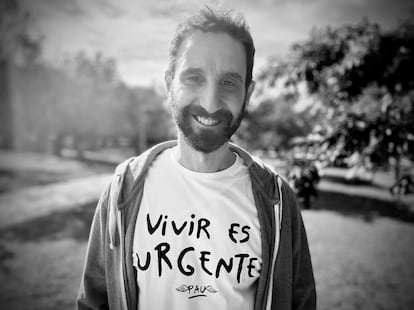 El actor Dani Rovira con la camiseta cuya ventas irán destinadas a la investigación contra el cáncer.