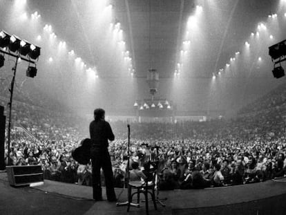 Raimon, durante una actuación en 1975 en el Palacio de Deportes de Barcelona.