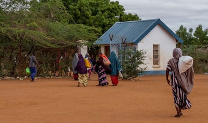 Un grupo de mujeres se dirige al almacén donde se reparten alimentos quincenalmente, una tarea a cargo del Programa Mundial de Alimentos de la ONU. En diciembre de 2014, la organización anunció un recorte de la mitad en la cantidad que se da a los refugiados, pero Acnur asegura que ya se ha reanudado el reparto normal.