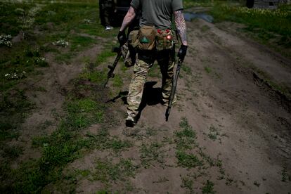 Un miliciano sostenía este martes una escopeta y un rifle durante un entrenamiento en un campo de tiro a las afueras de Kiev. En las últimas horas, el presidente de Ucrania, Volodímir Zelenski, ha afirmado que su Gobierno no llegará a un acuerdo con Rusia para lograr un alto el fuego en el campo de batalla y que su objetivo es recuperar el control de todo el territorio ocupado.