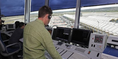 Controladores en la torre de Madrid-Barajas.