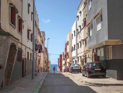 Una niña juega delante de su casa durante el confinamiento en Rabat.