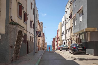 Una niña juega delante de su casa durante el confinamiento en Rabat.