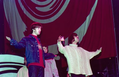 Noel y Liam Gallagher, con Oasis en su multitudinario concierto del 11 de agosto de 1996 en Knebworth (Inglaterra).