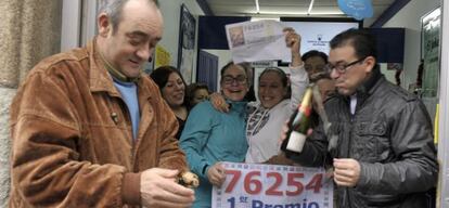 Varios vecinos de Monforte de Lemos celebran el Gordo del Niño.