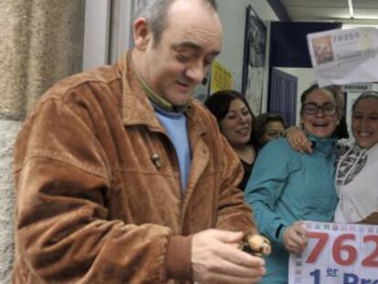 Varios vecinos de Monforte de Lemos celebran el Gordo del Niño.