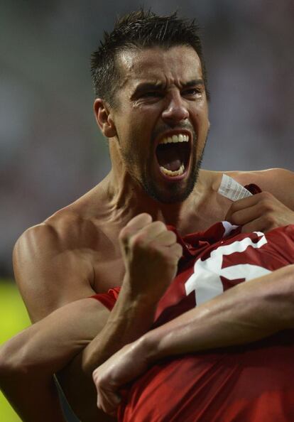 Milan Baros celebra con rabia el pase a cuartos de final de los checos