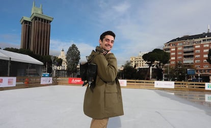 Javier Fernández, bicampeón del mundo de patinaje artístico sobre hielo, en la pista de la Plaza de Colón de Madrid.