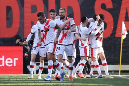 Los jugadores del Rayo celebran un gol en un partido contra el Alavés.