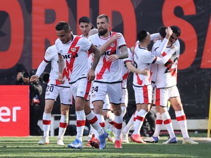 Los jugadores del Rayo celebran un gol en un partido contra el Alavés.