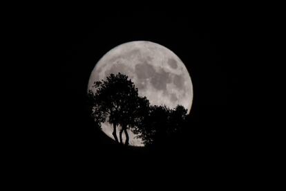 La superluna brilla sobre el campo de refugiados de Deir Ballut, en Siria, el día 30 de agosto.