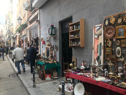 Puestos de antigüedades en el Rastro de Madrid. / A.R.V