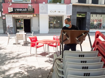 El propietario del bar L'Esglaó de Lleida prepara la terraza.
