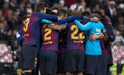 Los jugadores del Barça celebran el triunfo en el Bernabéu.