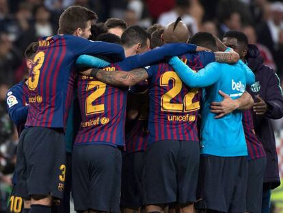 Los jugadores del Barça celebran el triunfo en el Bernabéu.