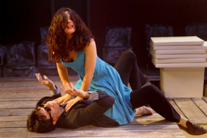 Bárbara Lennie e Israel Elejalde, en una escena de <i>Veraneantes,</i> montaje de Miguel del Arco sobre el texto de Gorki, que se representa en el teatro de La Abadía, de Madrid.