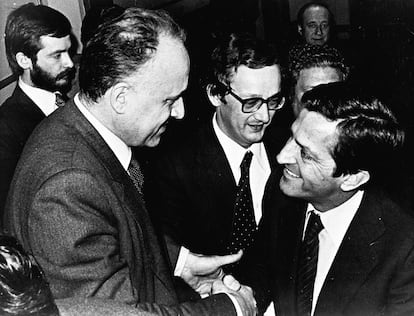 Xabier Arzalluz y Adolfo Su&aacute;rez se felicitan tras la sesi&oacute;n parlamentaria que ratific&oacute; el Estatuto vasco, en noviembre de 1979. 