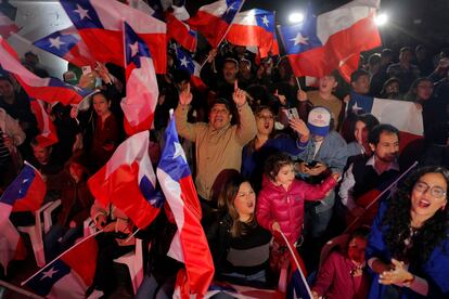 Seguidores del Partido Republicano festejan tras el triunfo de este domingo, en la sede de la agrupación en Santiago.