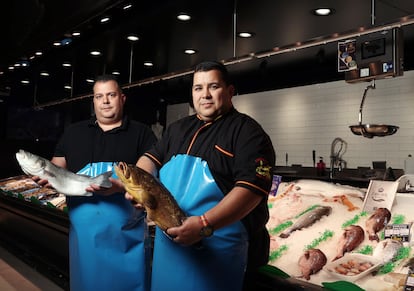 Rubén (derecha) y Mario Martín, dueños de Pescadería José Ramón.