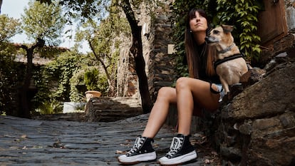 Joven sentada con su perro en la madrileña localidad de Patones.