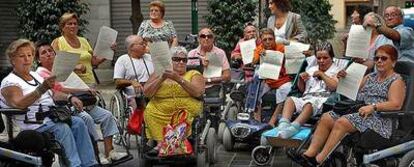 Ciudadanos valencianos protestan el pasado agosto contra la decisión del Gobierno autónomo de negarles la categoría de dependientes.