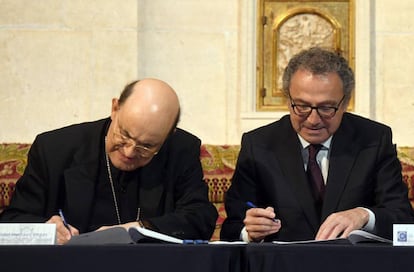 Fidel Herráez, obispo de Burgos y presidente de la fundación que celebra el octavo centenario de la catedral (a la izquierda), y Manuel Polanco, presidente del grupo PRISA, en la firma del convenio.