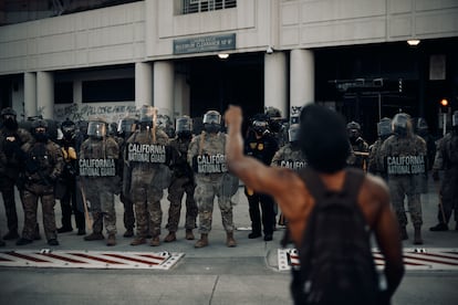 Un manifestante protesta contra agentes del Servicio de Inmigración y Control de Aduanas (ICE), en Los Ángeles, este viernes.
