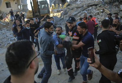 Traslado del cuerpo de un niño palestino encontrado entre los escombros de una vivienda destruida por los ataques aéreos israelíes, en la ciudad de Beit Lahiya (franja de Gaza), el jueves. “Ahora no es el momento de hablar”, ha citado la prensa hebrea las palabras del jefe del Shin Bet (servicio de inteligencia interior), Nadav Argaman, quien dirige la estrategia de asesinatos selectivos de decenas de comandantes de Hamás y la Yihad Islámica.