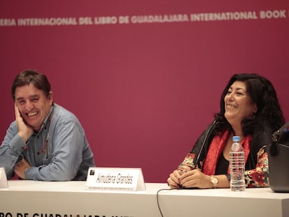 Luis García Montero y Almudena Grandes en la FIL de Guadalajara en 2017.