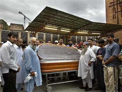 Funeral de dos paquistaníes fallecidos en un accidente laboral el 27 de julio.