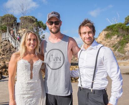 Chris Hemsworth, entre los novios Anneka y Kent. El actor estaba surfeando en las playas australianas de Byron Bay cuando el padrino de la boda le pidió que se fotografiara con los novios.