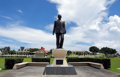 Estatua del héroe Ricardo Bordallo en la entrada del Complejo del Gobernador.