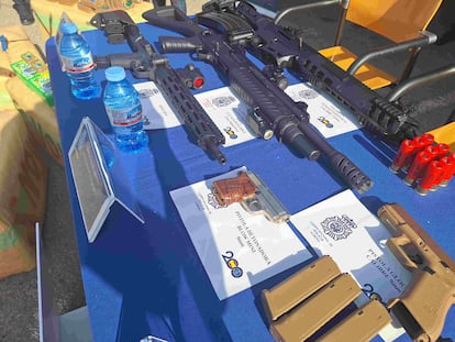 Armas intervenidas en la Operación Olea, entre ellas un subfusil, una escopeta repetidora, pistolas municionadas y cargadores, expuestas por la Policía Nacional en Almería.