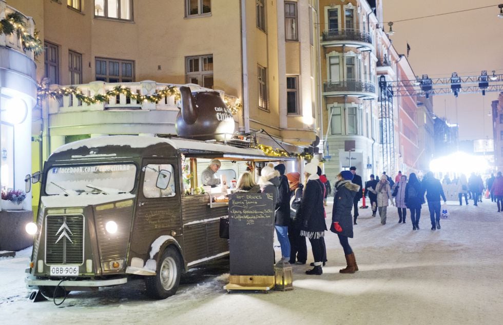 Un puesto ambulante de comida en el centro de Helsinki, en una imagen de archivo.