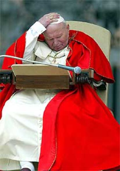 Juan Pablo II, en la audiencia de ayer en el Vaticano.