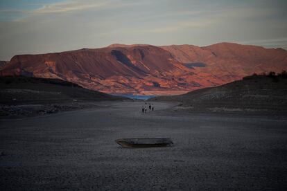 Un bote hundido se asienta sobre tierra agrietada a cientos de pies de lo que ahora es la costa del lago Mead, uno de los embalses nutridos por el río Colorado, el lunes 9 de mayo de 2022, cerca de Boulder City, Nevada.