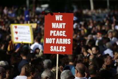 Un pancarta a favor de la paz y contra la venta de armas.