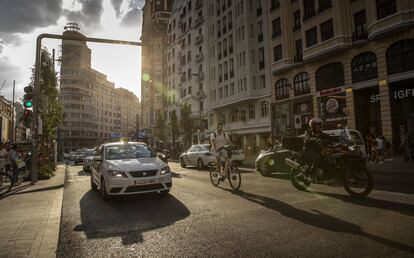 Varios coches circulan por la Gran Vía, en el interior de Madrid Central.