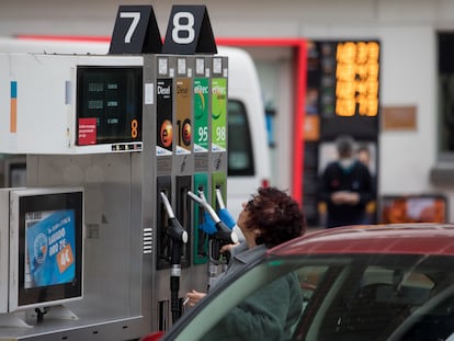 Una ciudadana reposta su vehículo en una gasolinera de Madrid.