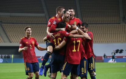 Los jugadores de la selección española celebran el tercer tanto ante Alemania poco antes de que finalice el primer tiempo del partido. 