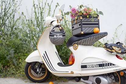La escúter más vendida de la historia celebra ahora su 75º aniversario con una edición limitada, la Vespa 946 Christian Dior, diseñada por Maria Grazia Chiuri.