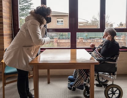 Una mujer visita a su madre en una residencia de Logroño, en febrero.