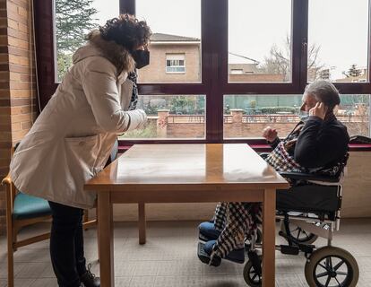 Una mujer visita a su madre en una residencia de Logroño, en febrero.