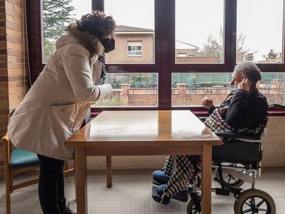 Una mujer visita a su madre en una residencia de Logroño, en febrero.