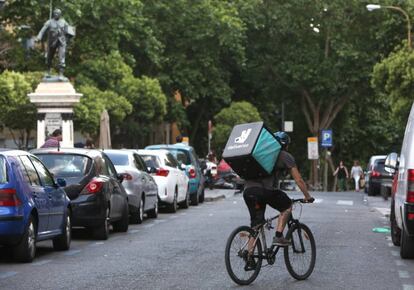 Un repartidor-mensajero de la empresa Deliveroo, en bicicleta por el centro de Madrid