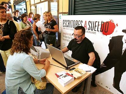 Juan José Fernández Palomo escribe en el mercado de la Corredera, ayer en Córdoba.