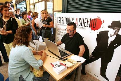 Juan José Fernández Palomo escribe en el mercado de la Corredera, ayer en Córdoba.