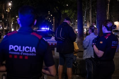 Agentes de los Mossos d'Esquadra durante un operativo contra las armas blancas en Barcelona, el 27 de septiembre de 2024.