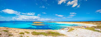 Fotografía de la playa balear de Ses Illetes, perteneciente al parque natural de las Salinas de Ibiza y Formentera.